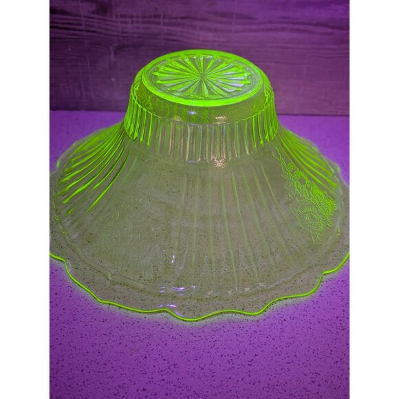 Large Vintage Green Uranium Center Bowl - Mayfair Open Rose - Picture 4 of 12
